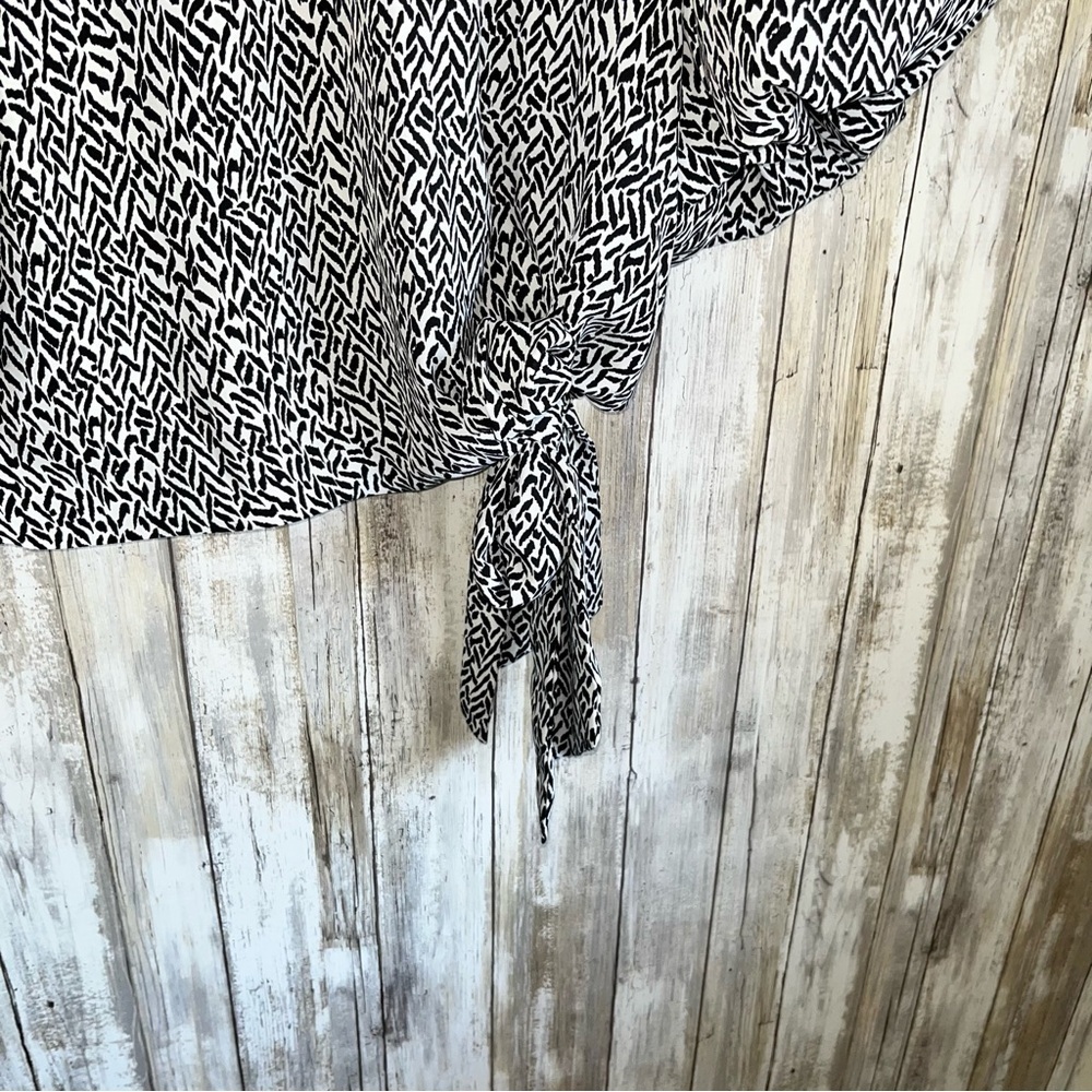Vince Camuto 3/4 Sleeve Bubble Tie Front Printed Blouse - Picture 5 of 7
